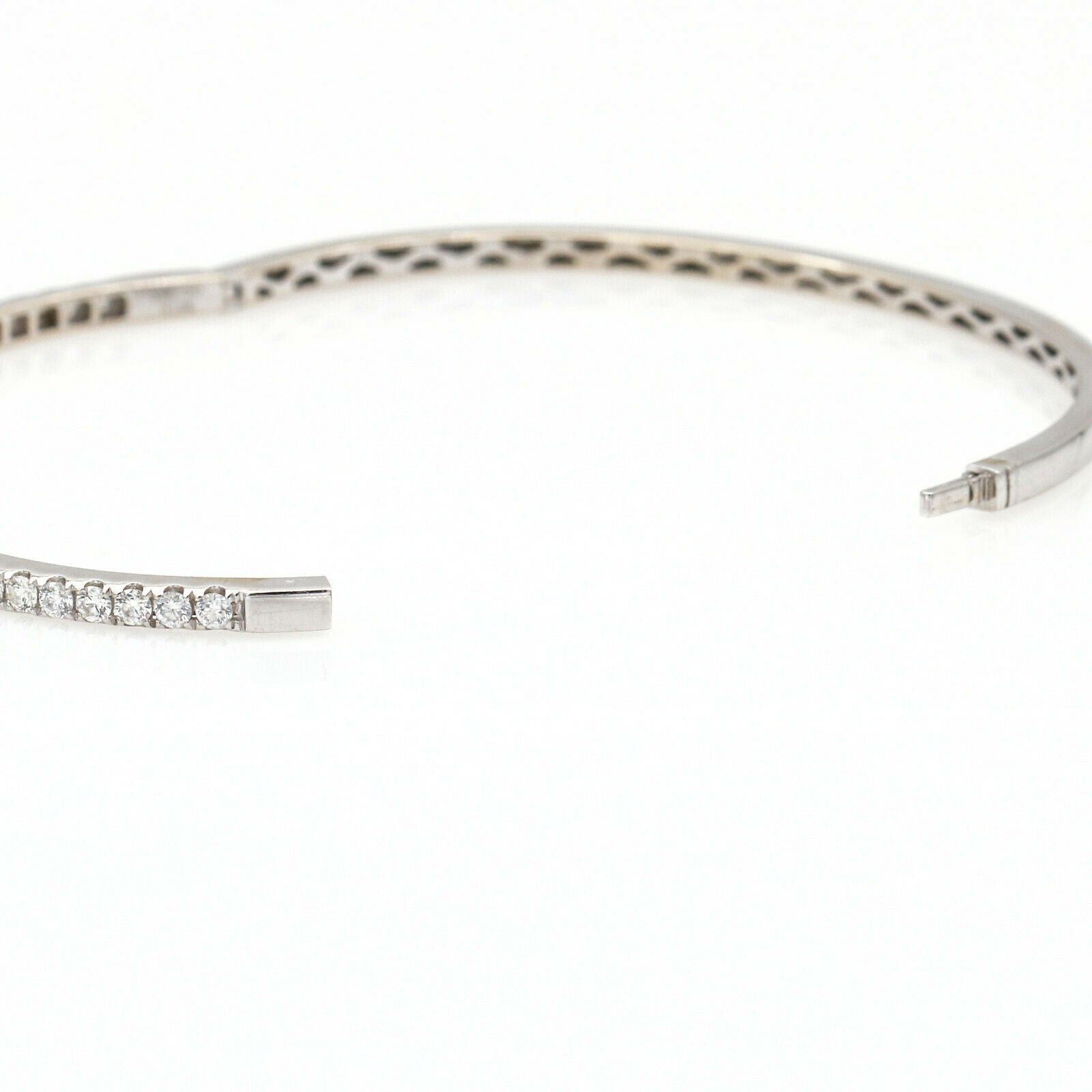 Women's Diamond Hinged Bangle Bracelet in 18k White Gold 1.36 ct tw